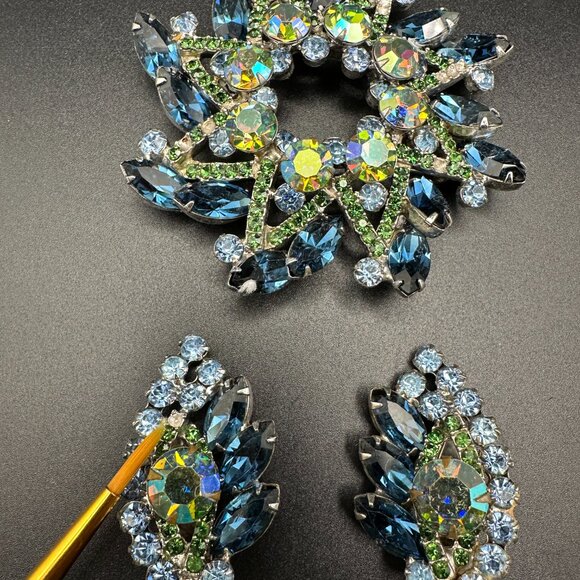 Vintage Juliana D&E Large Blue Rhinestones Brooch and Clip on Earrings Set - Picture 6 of 16